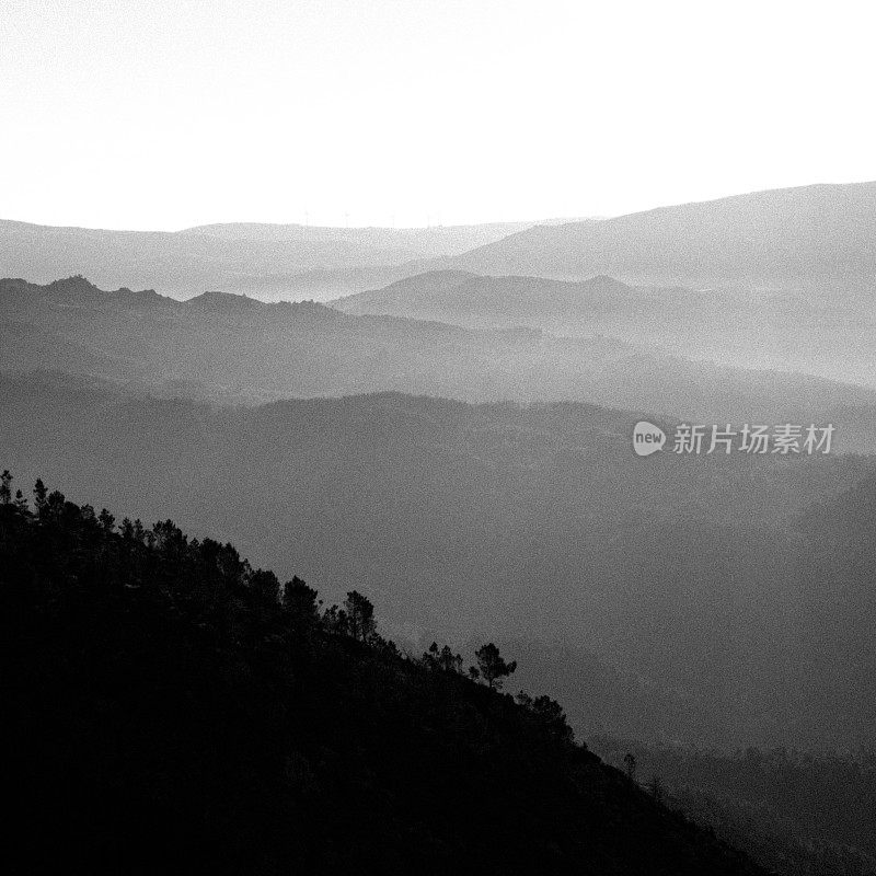从葡萄牙的“Senhora da grarada”保护区看到的山脉，黑白相间